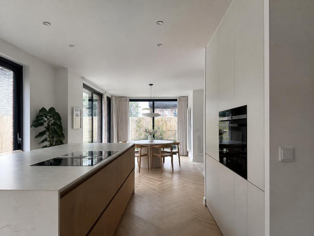 Aanbouw met keuken en lichtlijnen